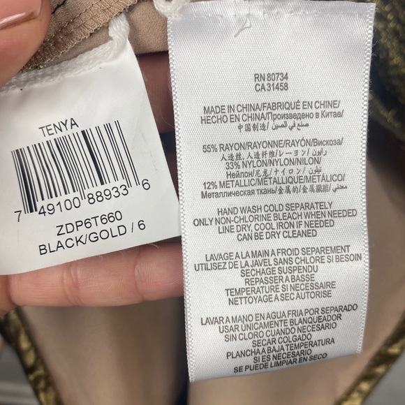 BCBG MaxAzria gold metallic lace "Tenya"
cocktail mini dress size 6 - Picture 12 of 12